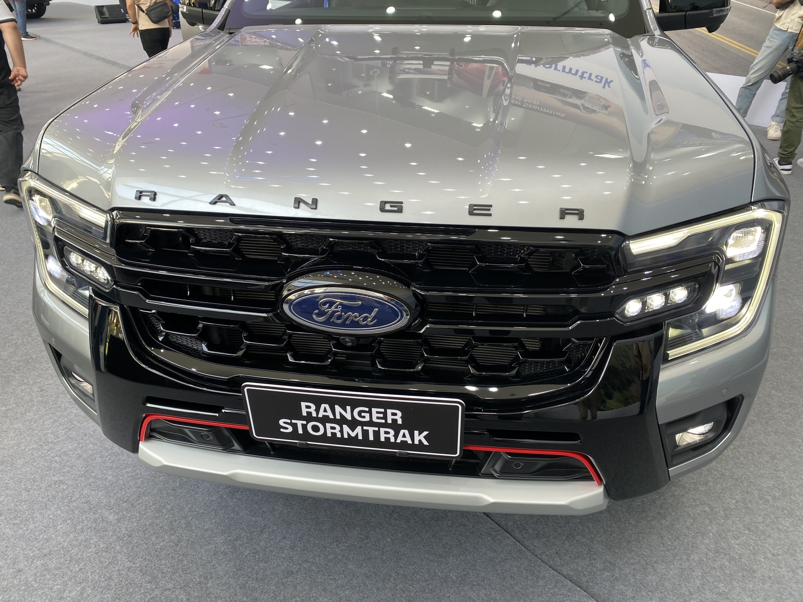Ảnh thực tế Ford Ranger Stormtrak 2024 tại đại lý, giá từ 1,039 tỷ đồng ford-ranger-stormtrak-9.jpg