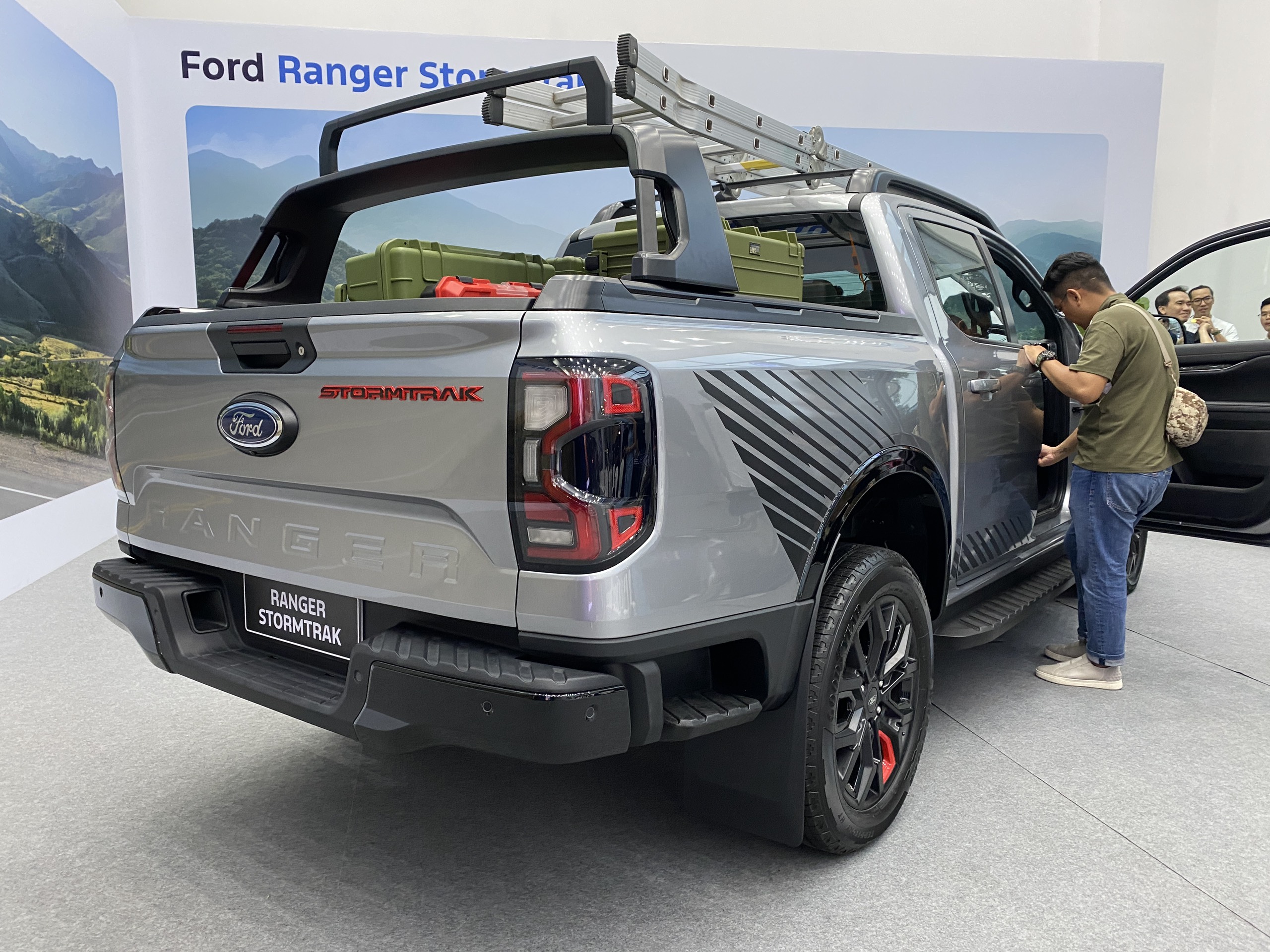 Ảnh thực tế Ford Ranger Stormtrak 2024 tại đại lý, giá từ 1,039 tỷ đồng ford-ranger.jpg