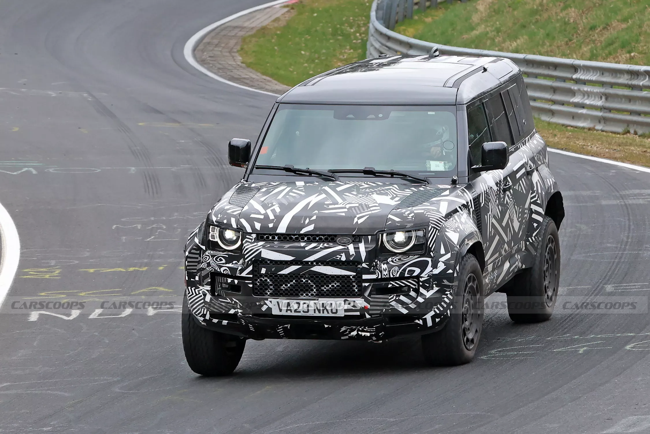 Land Rover Defender OCTA 2025 sẽ trang bị động cơ V8 của BMW 2025-Land-Rover-Defender-OCTA-06.webp