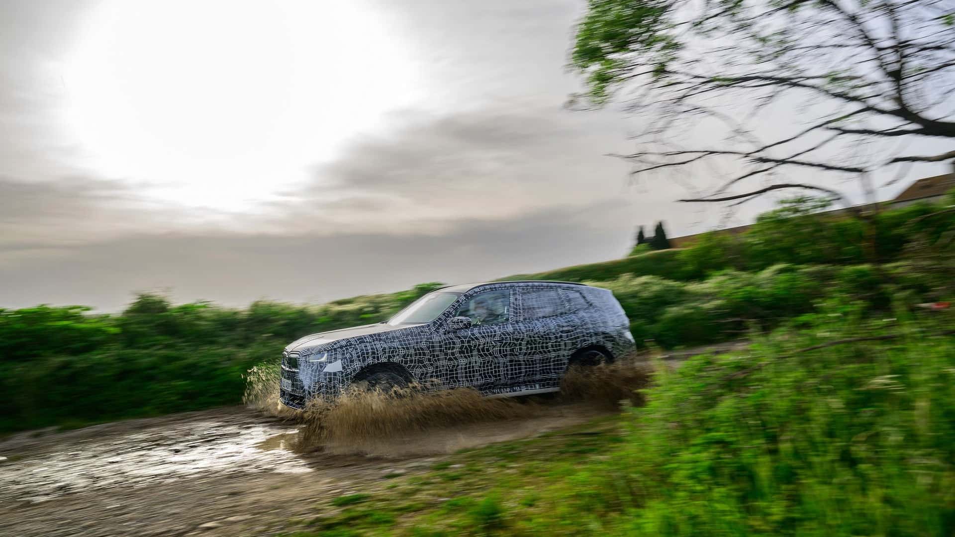 BMW X3 2025 lộ diện, sẵn sàng cho ngày ra mắt chính thức 2025-bmw-x3-camouflaged-prototype-2.jpg