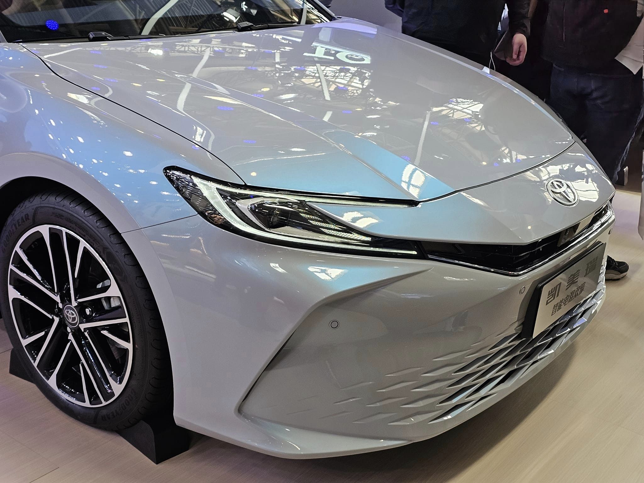 Soi thực tế Toyota Camry Hybrid 2025 tại Triển lãm Ô tô Bắc Kinh 2024 toyota-camry-hybrid-2025-7.jpg