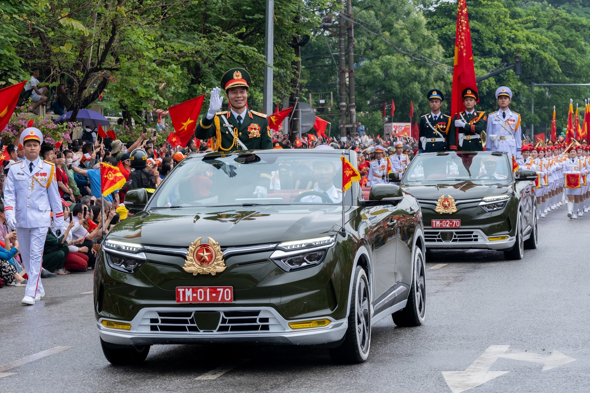 VinFast VF 8 mui trần dẫn đoàn tại Lễ diễu binh mừng chiến thắng Điện Biên Phủ