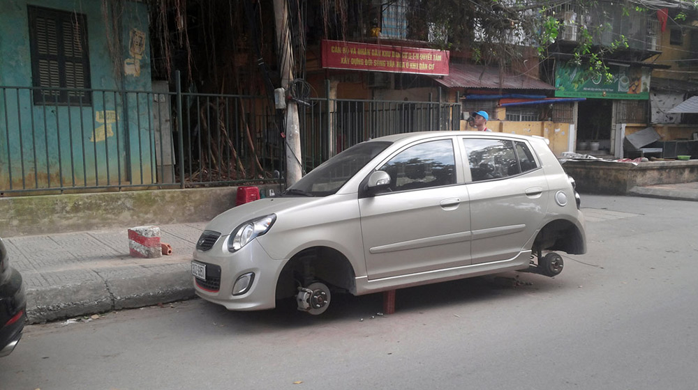 Hà Nội: Đỗ xe qua đêm, Kia Morning bị trộm 4 bánh kia-morning-mat-banh (1).jpg
