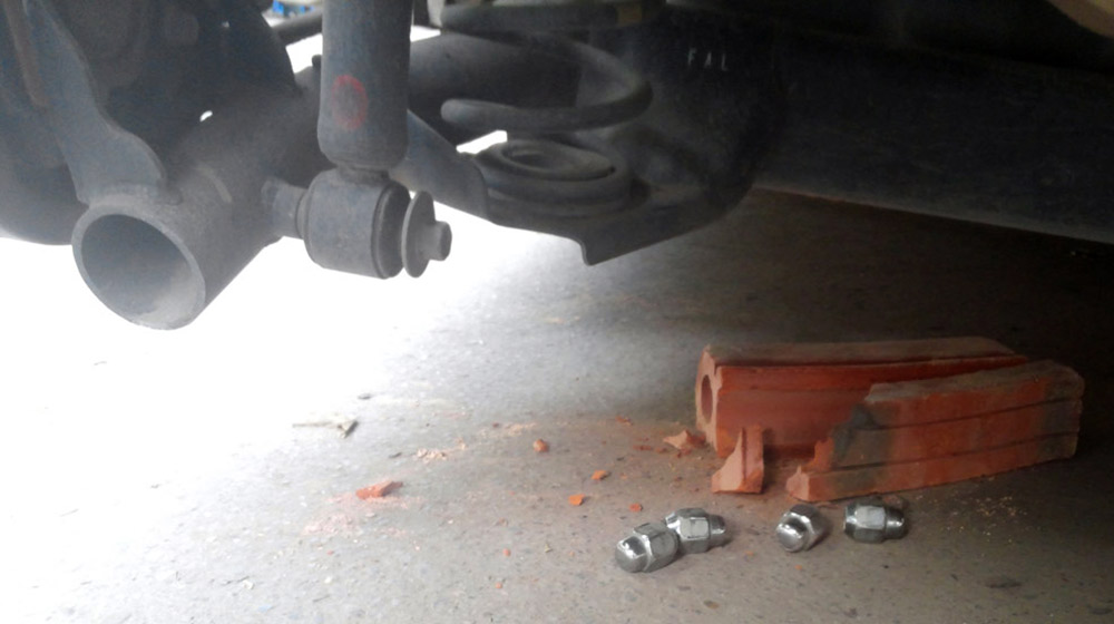 Hà Nội: Đỗ xe qua đêm, Kia Morning bị trộm 4 bánh kia-morning-mat-banh (2).jpg