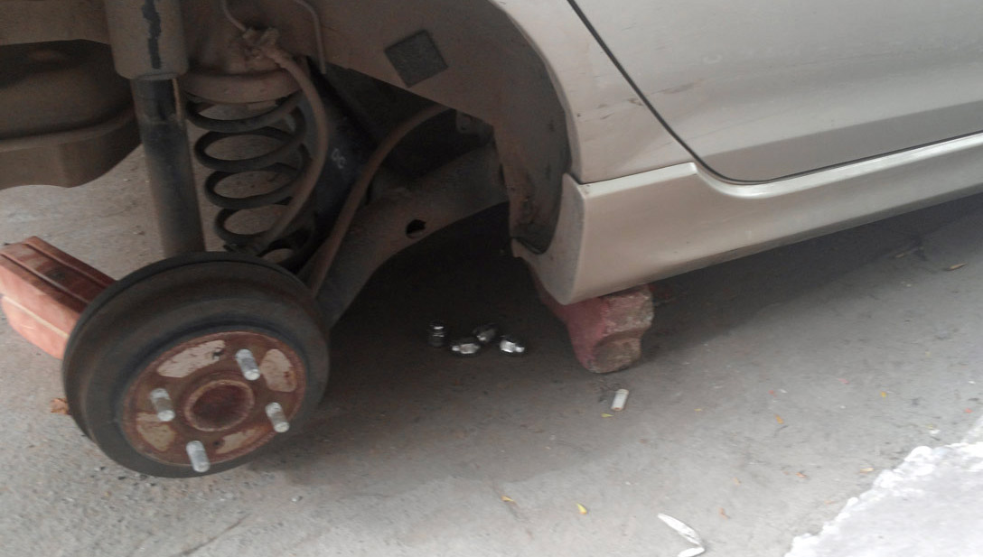 Hà Nội: Đỗ xe qua đêm, Kia Morning bị trộm 4 bánh kia-morning-mat-banh (3).jpg