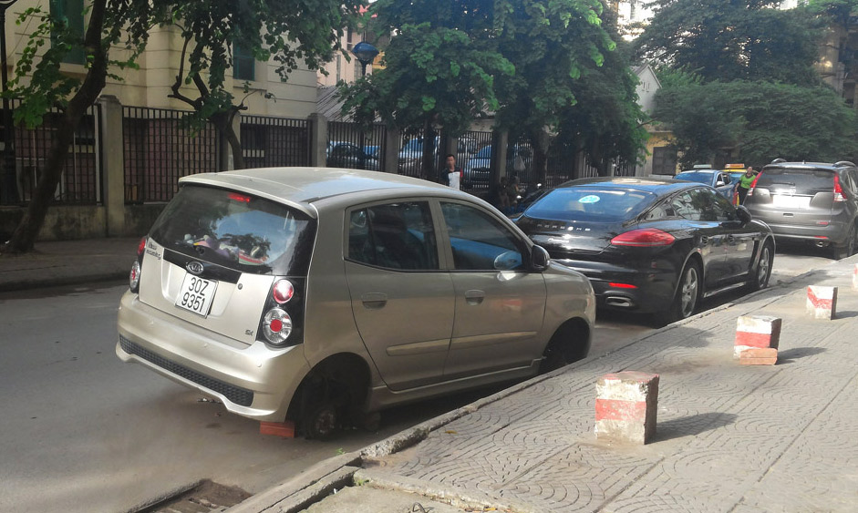 Hà Nội: Đỗ xe qua đêm, Kia Morning bị trộm 4 bánh kia-morning-mat-banh (4).jpg