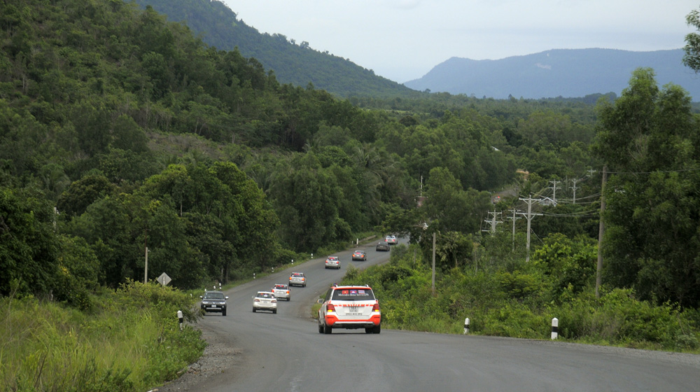 MBFC Caravan, ngày 1 -  Những ấn tượng đầu tiên trên đất Campuchia mercedes-benz-caravan-phuket (18).jpg