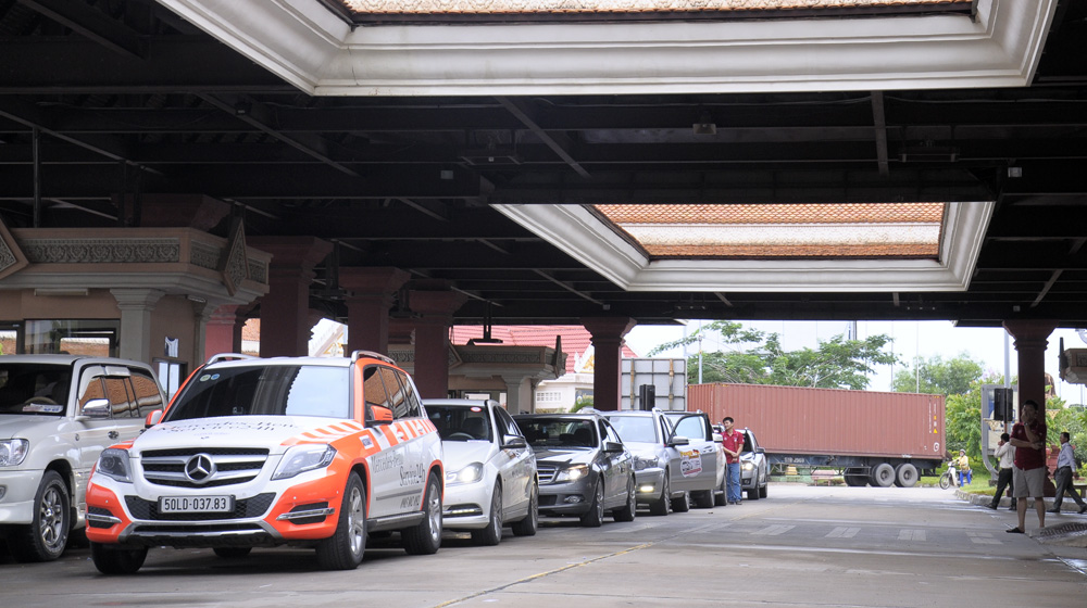 MBFC Caravan, ngày 1 -  Những ấn tượng đầu tiên trên đất Campuchia mercedes-benz-caravan-phuket (3).jpg