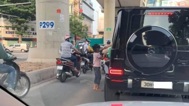 Đại gia đi G63 AMG mua hết chỗ trứng của cô bé tại Cầu Giấy Hà Nội