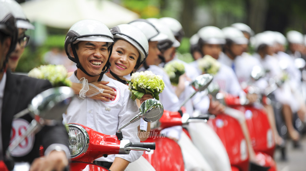 50 cặp rước dâu trên Vespa “khuấy đảo” Hà Nội vespa-dieuhanh-codau (11).jpg