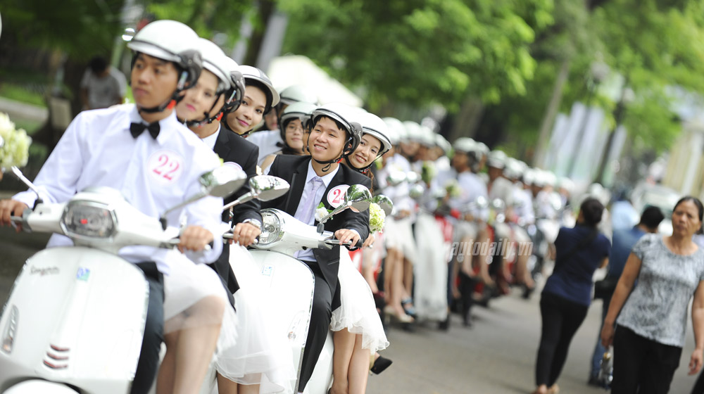 50 cặp rước dâu trên Vespa “khuấy đảo” Hà Nội vespa-dieuhanh-codau (12).jpg