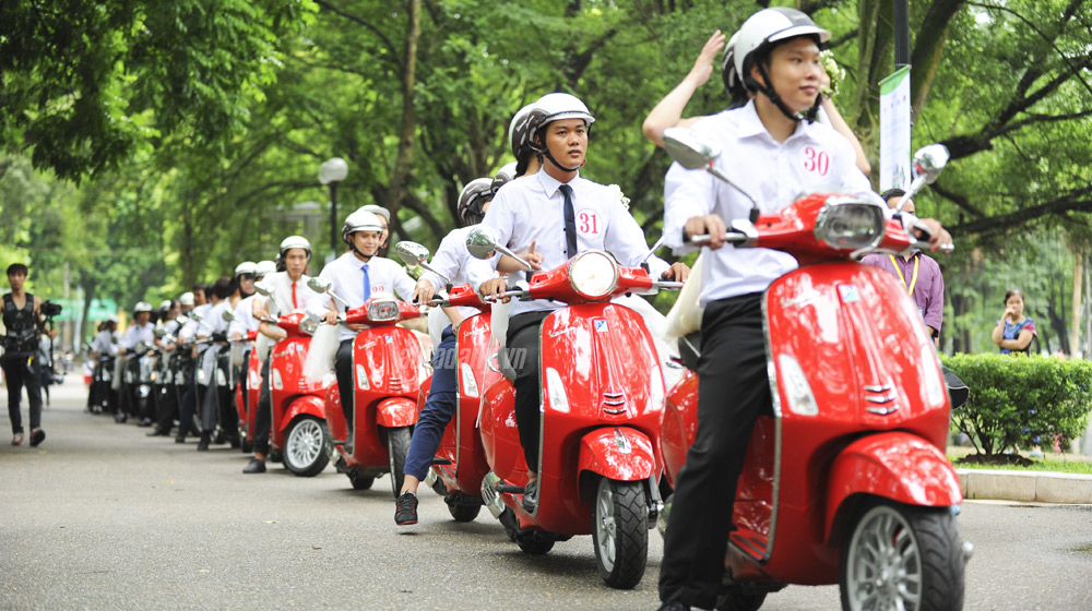50 cặp rước dâu trên Vespa “khuấy đảo” Hà Nội vespa-dieuhanh-codau (13).jpg