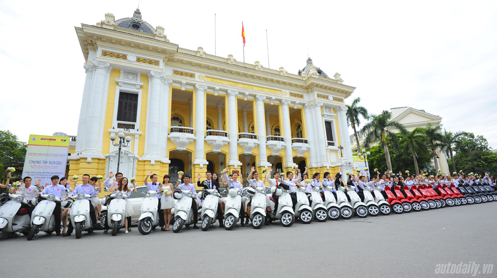 50 cặp rước dâu trên Vespa “khuấy đảo” Hà Nội vespa-dieuhanh-codau (2).jpg
