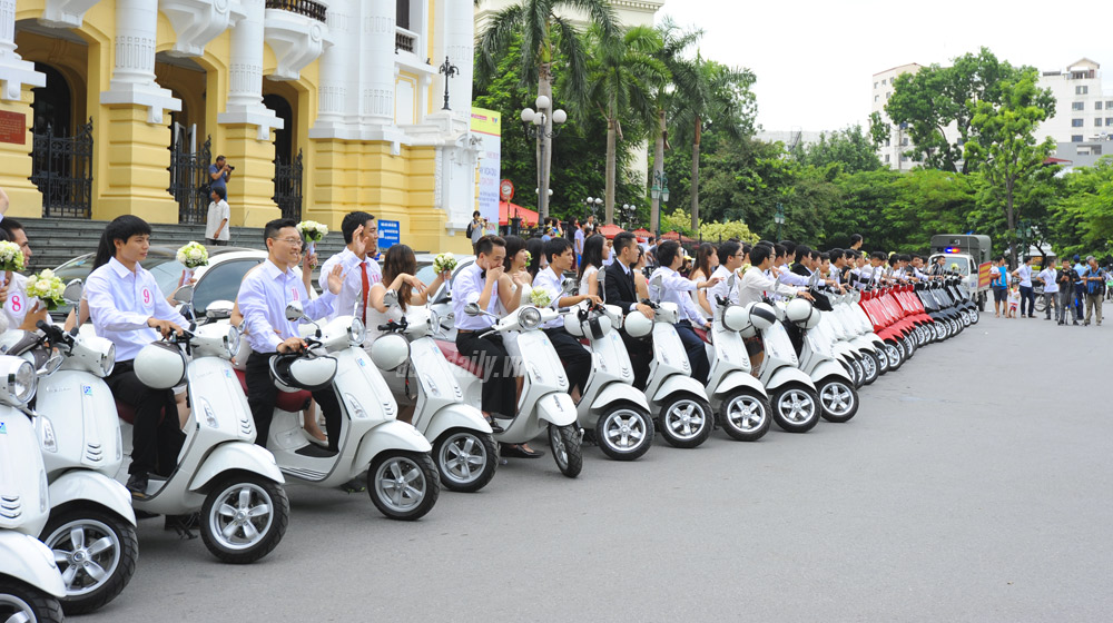 50 cặp rước dâu trên Vespa “khuấy đảo” Hà Nội vespa-dieuhanh-codau (3).jpg