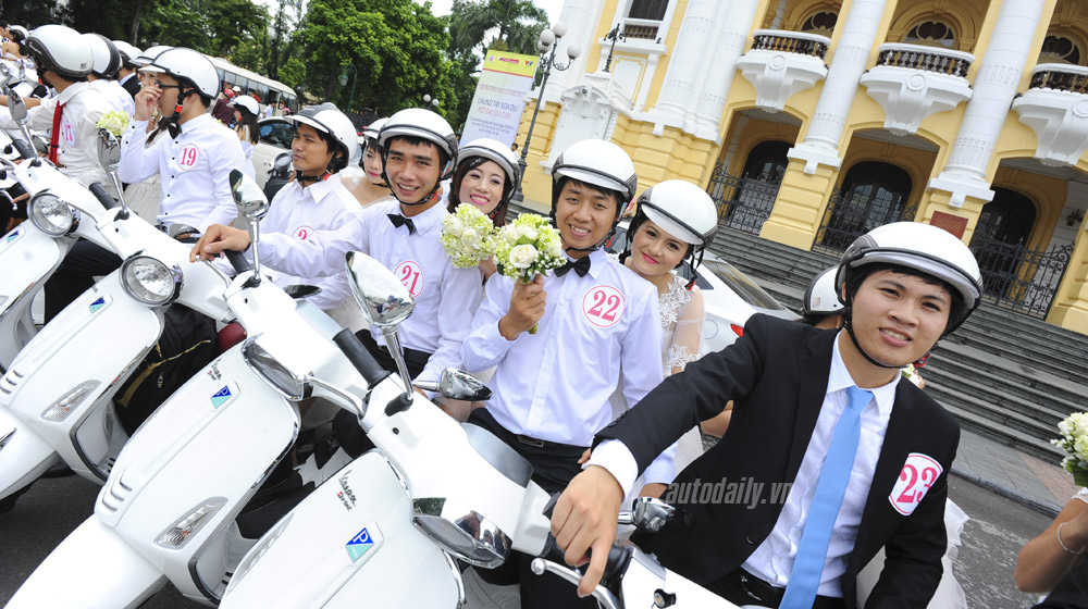 50 cặp rước dâu trên Vespa “khuấy đảo” Hà Nội vespa-dieuhanh-codau (5).jpg