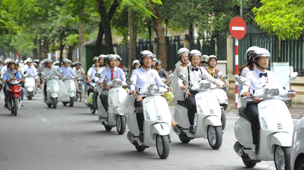50 cặp rước dâu trên Vespa “khuấy đảo” Hà Nội vespa-dieuhanh-codau (7).jpg