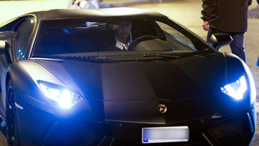 Ronaldo dạo phố bằng Lamborghini Aventador