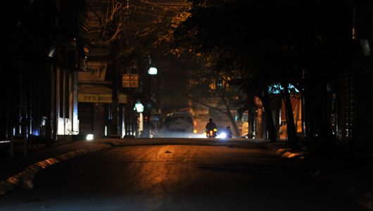 Lái xe ban đêm ở Hà Nội là một trải nghiệm thú vị và hào hứng. Với đèn đường và ánh sáng đèn pha xen kẽ, Hà Nội trở thành một bức tranh cực kỳ đẹp mắt. Hãy xem hình ảnh để cùng trải nghiệm nhé.