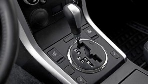 2012-Suzuki-Grand-Vitara-4WD-gear-shifter