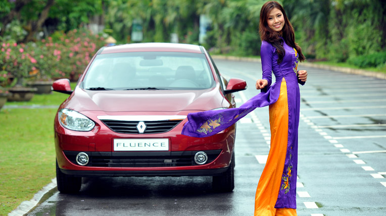 Hoa hậu biển Nguyễn Thị Loan khoe dáng bên xe Renault