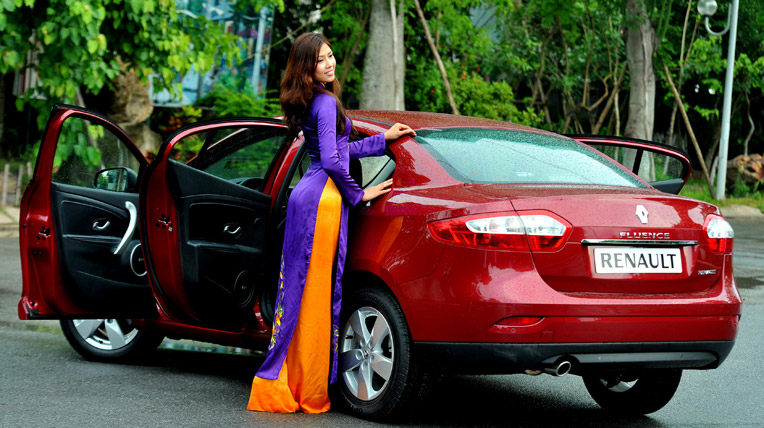 Hoa hậu biển Nguyễn Thị Loan khoe dáng bên xe Renault