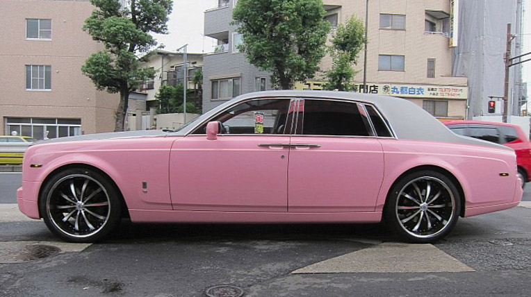 Rolls Royce Phantom "màu tình yêu" dạo phố