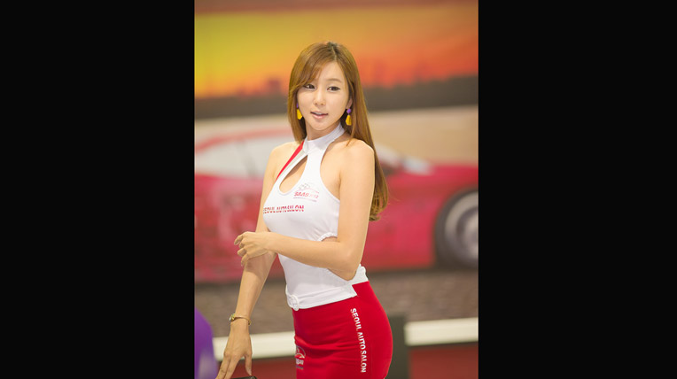 Chân dài nhí nhảnh tại triển lãm xe độ xứ Hàn (1)
