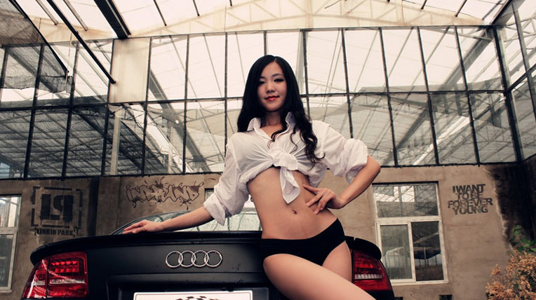 Mỹ nữ "khiêu khích" bên xe Audi