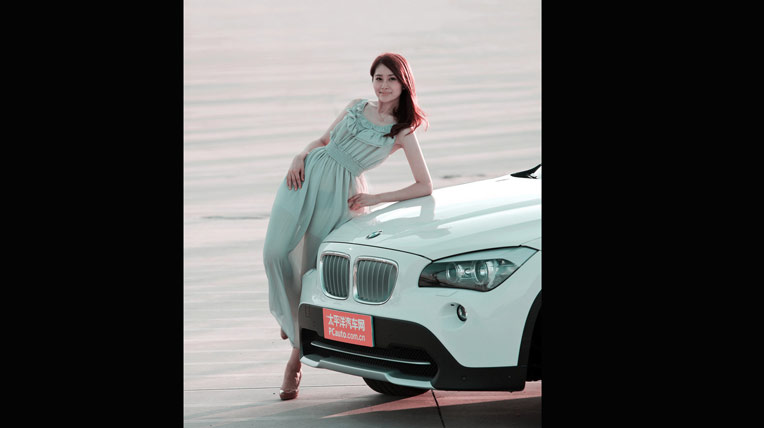 Người đẹp "thả dáng" bên BMW X1