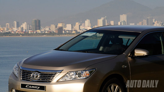 Bán xe ô tô Toyota Camry đời 2012 giá rẻ chính hãng