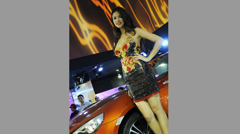 Nét hút hồn của mẫu "ngoại" tại triển lãm ôtô Việt Nam