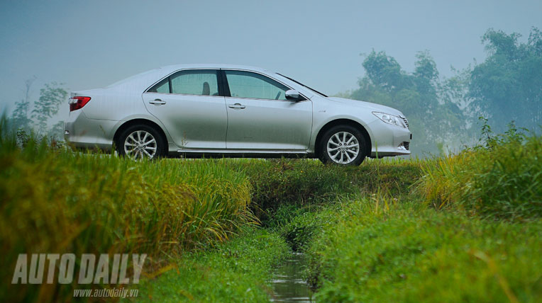 Toyota Camry 2.0E 2012