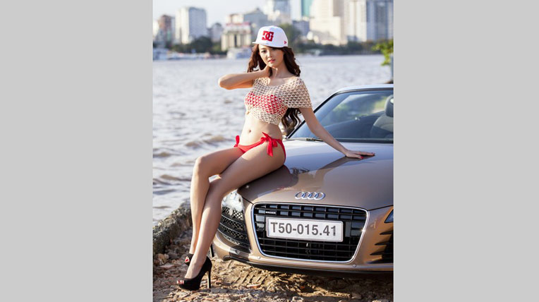 Audi R8 Spyder và người đẹp bên sông Sài Gòn