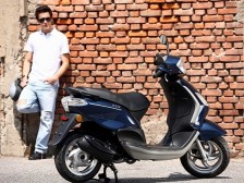 2013-piaggio-fly-150-the-brawnier-commuting-scooter-medium_4