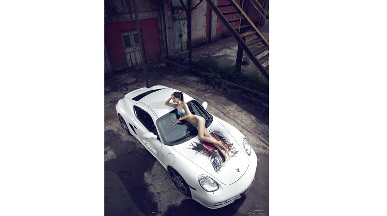 Mỹ nữ làm "tan chảy" Porsche Cayman