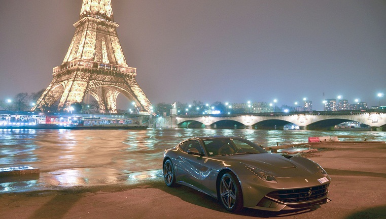  Ferrari F12 Berlinetta bên tháp Eiffel