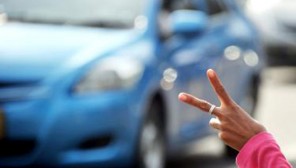 Indonesian-car-jockey-(2)