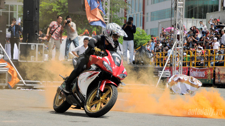 Trình diễn môtô mạo hiểm tại Việt Nam