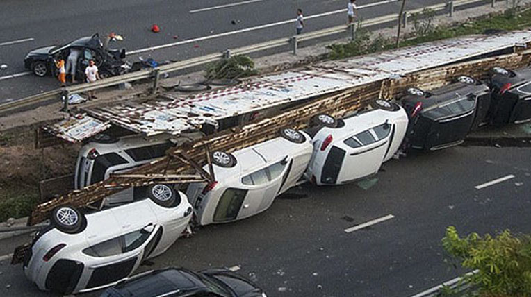 11 xe sang gặp nạn, thiệt hại 1,6 triệu USD xe-sang-gap-nan (1).jpg