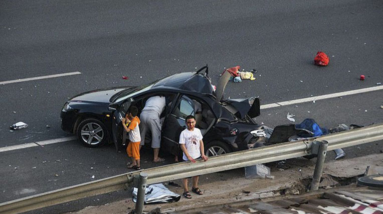 11 xe sang gặp nạn, thiệt hại 1,6 triệu USD xe-sang-gap-nan (2).jpg